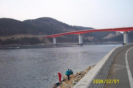 마산시 진전면과 고성군 동해면을 잇는 새 다리. 왼편으로 당항포로 들어가는 뱃길이다. 